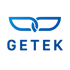 Blaues Getek-Logo mit verschlungenen Flügelformen über dem Schriftzug „GETEK“ auf dunklem Hintergrund.
