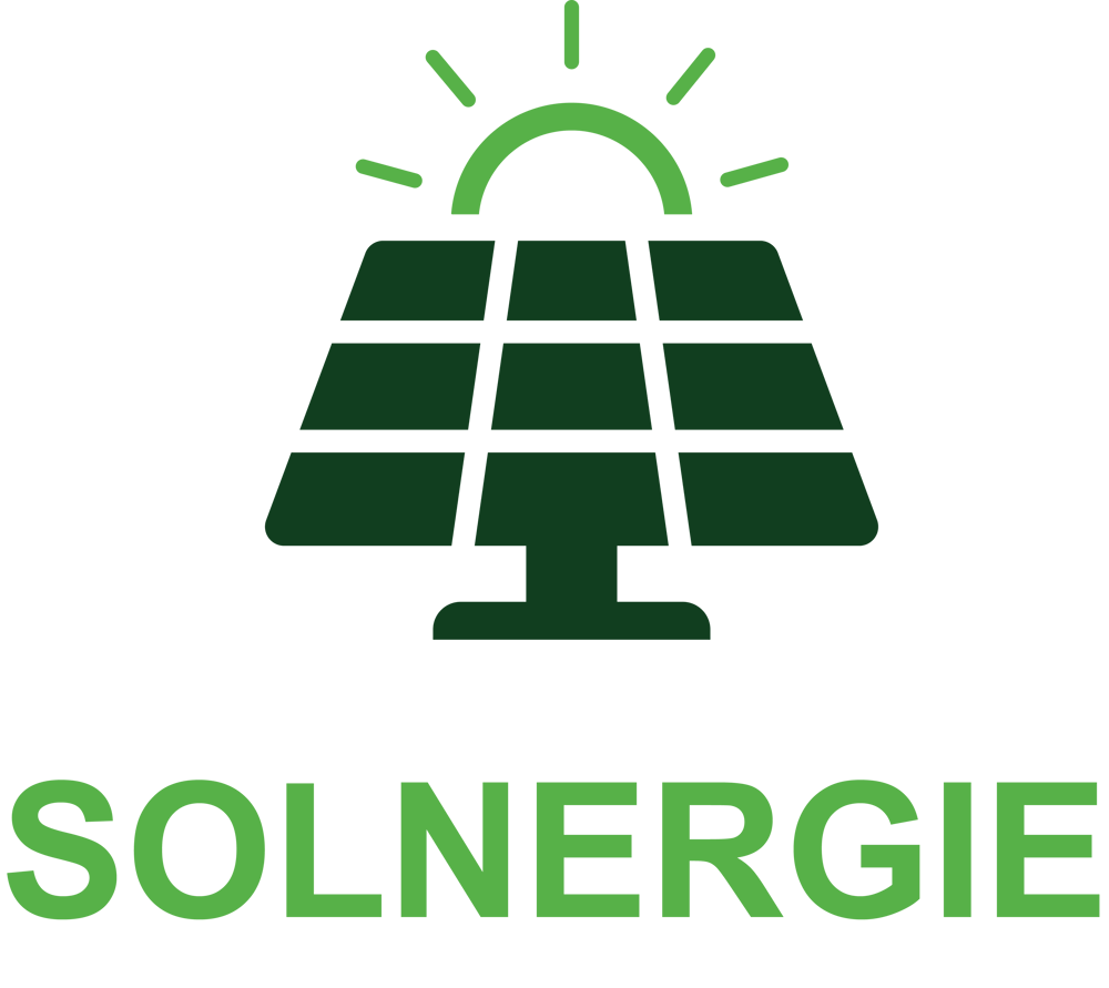 Grünes Solarpanel-Symbol mit stilisiertem Sonnenaufgang und Text "SOLNERGIE".
