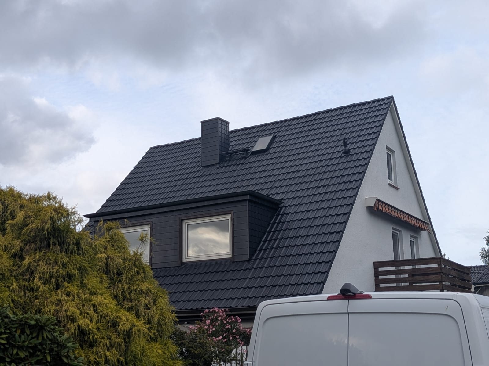 Leiter am Dach während der Dachreinigung