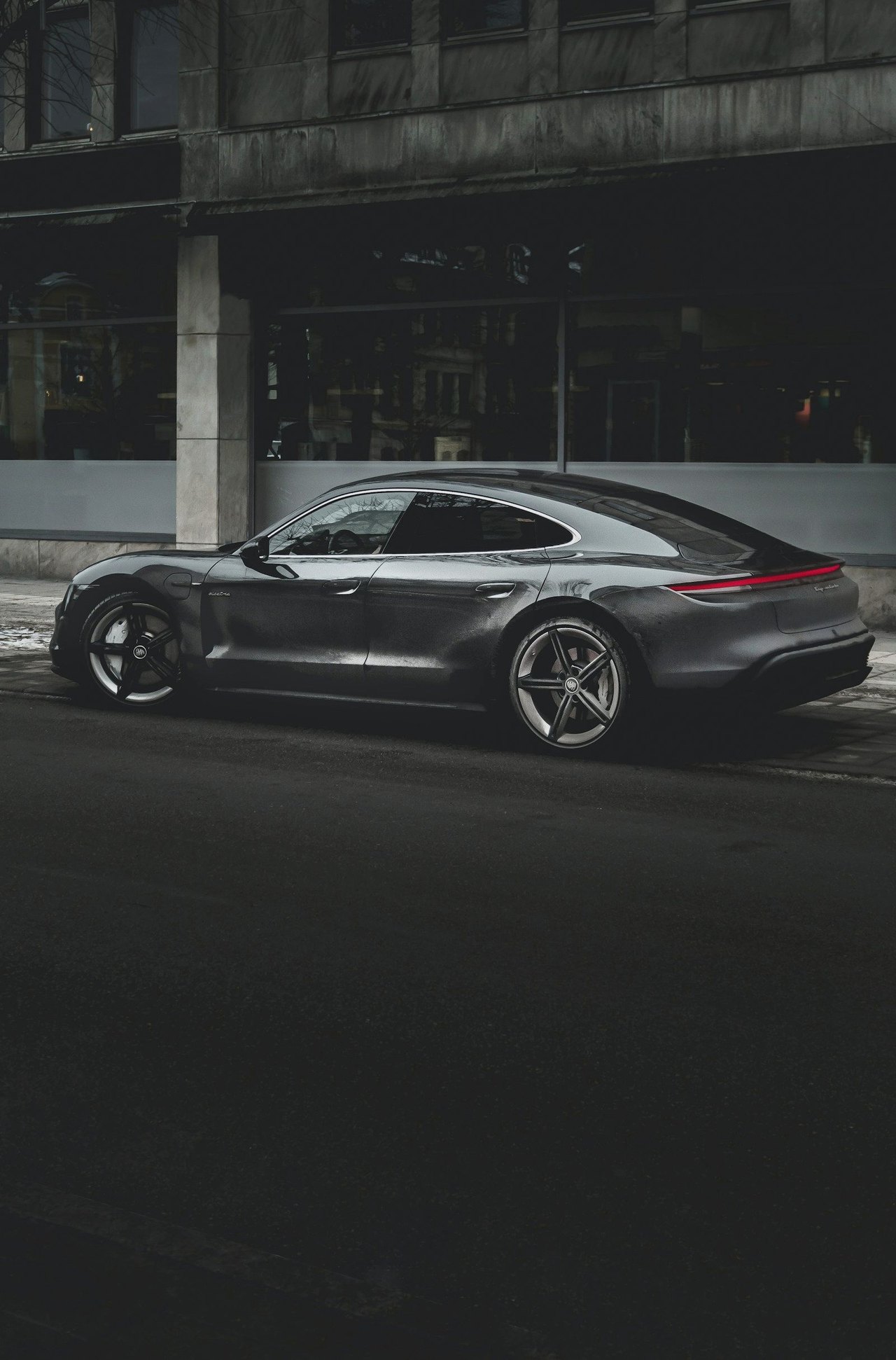 Porsche Taycan in der Seitenansicht