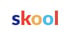 Das bunte Skool-Logo zeigt den Schriftzug „skool“ in Kleinbuchstaben.