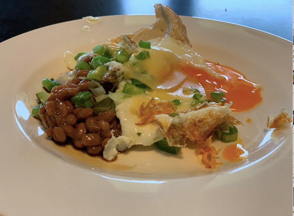 Natto mit Spiegelei – eine Mahlzeit aus Julia Mayers Ernährung