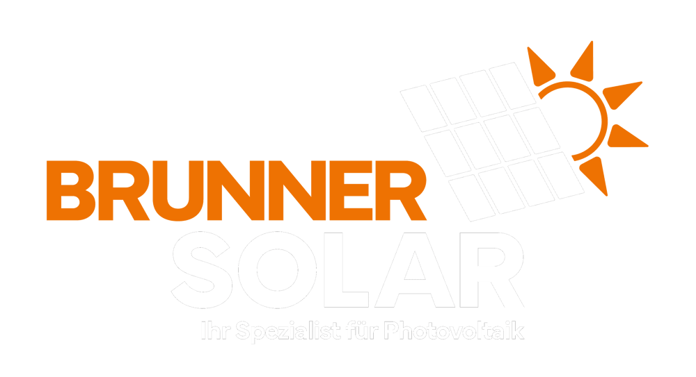 Brunner Solar Logo: Orangefarbener Text "BRUNNER SOLAR", Claim "Ihr Spezialist für Photovoltaik", Solarmodul mit Sonne.