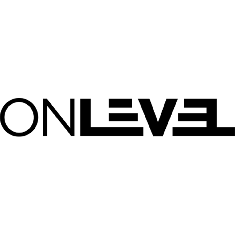 Schwarzer "ONLEVEL" Schriftzug mit stilisierten Buchstaben auf dunkelgrünem Hintergrund.