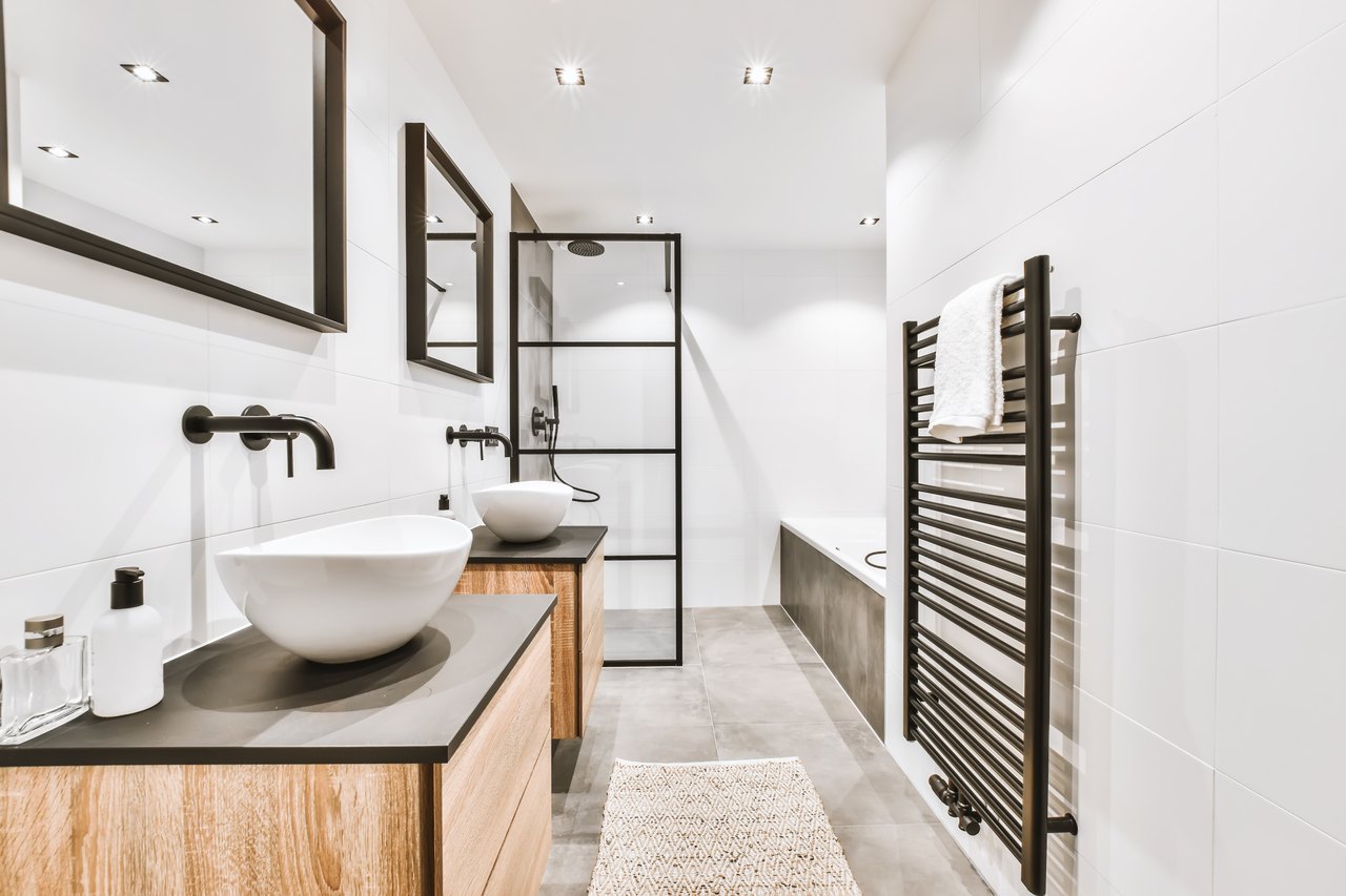 Modernes Badezimmer mit Holzakzenten