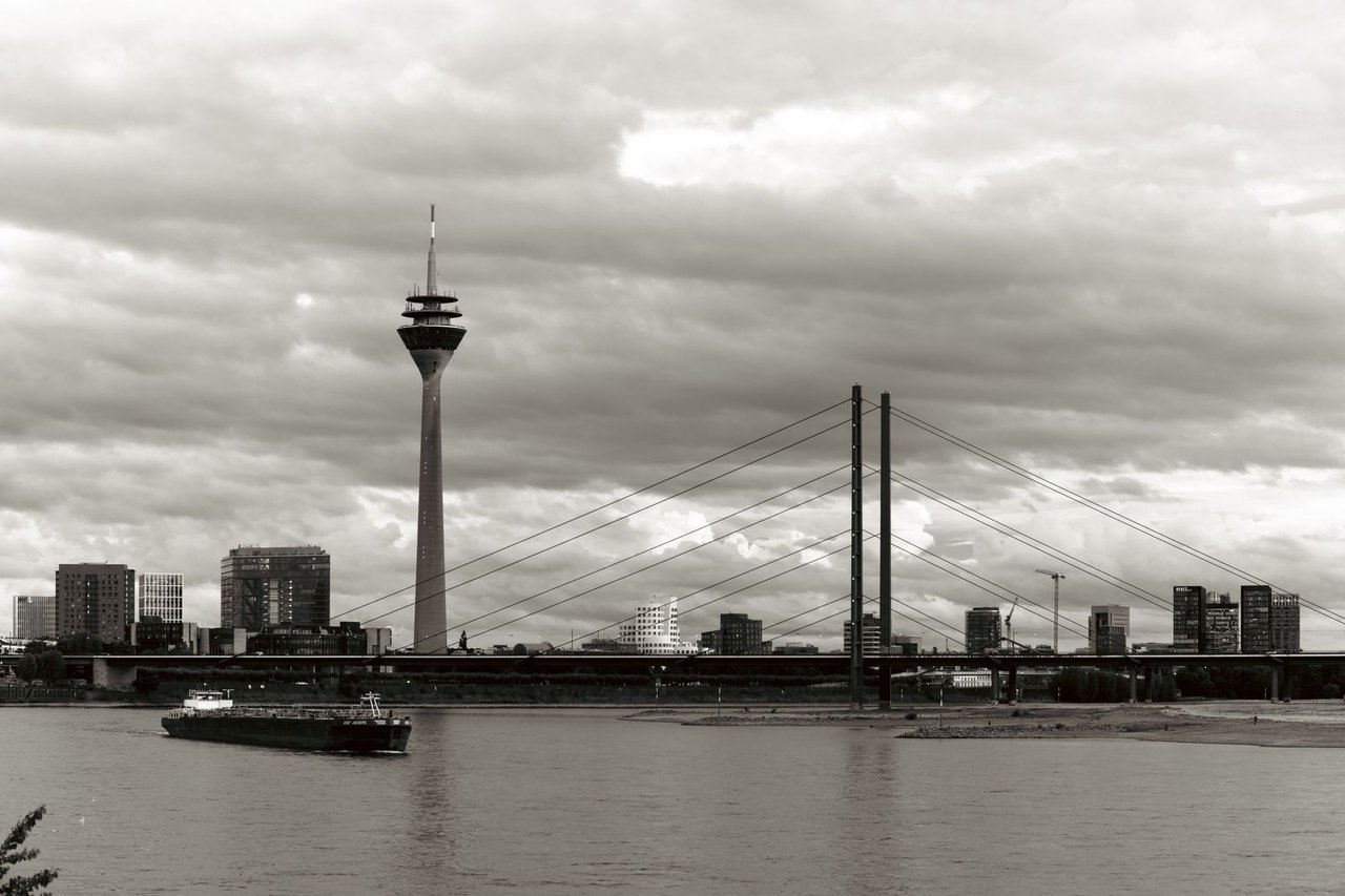 Rheinturm und Skyline am Rhein – Google Ads Agentur Klickrebellen für Düsseldorf