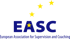 Logo der EASC: "European Association for Supervision and Coaching" in Dunkelblau auf Grün, mit drei gelben Sternen.