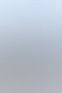 Zwei Handwerker montieren bei Sonnenschein ein schwarzes Photovoltaik-Modul auf einem Metalldach.