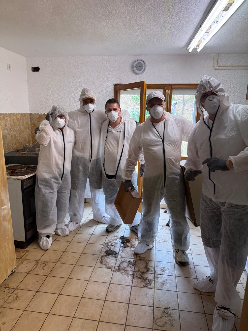 Das Klarschiff-Team in Schutzanzügen bei einem Einsatz