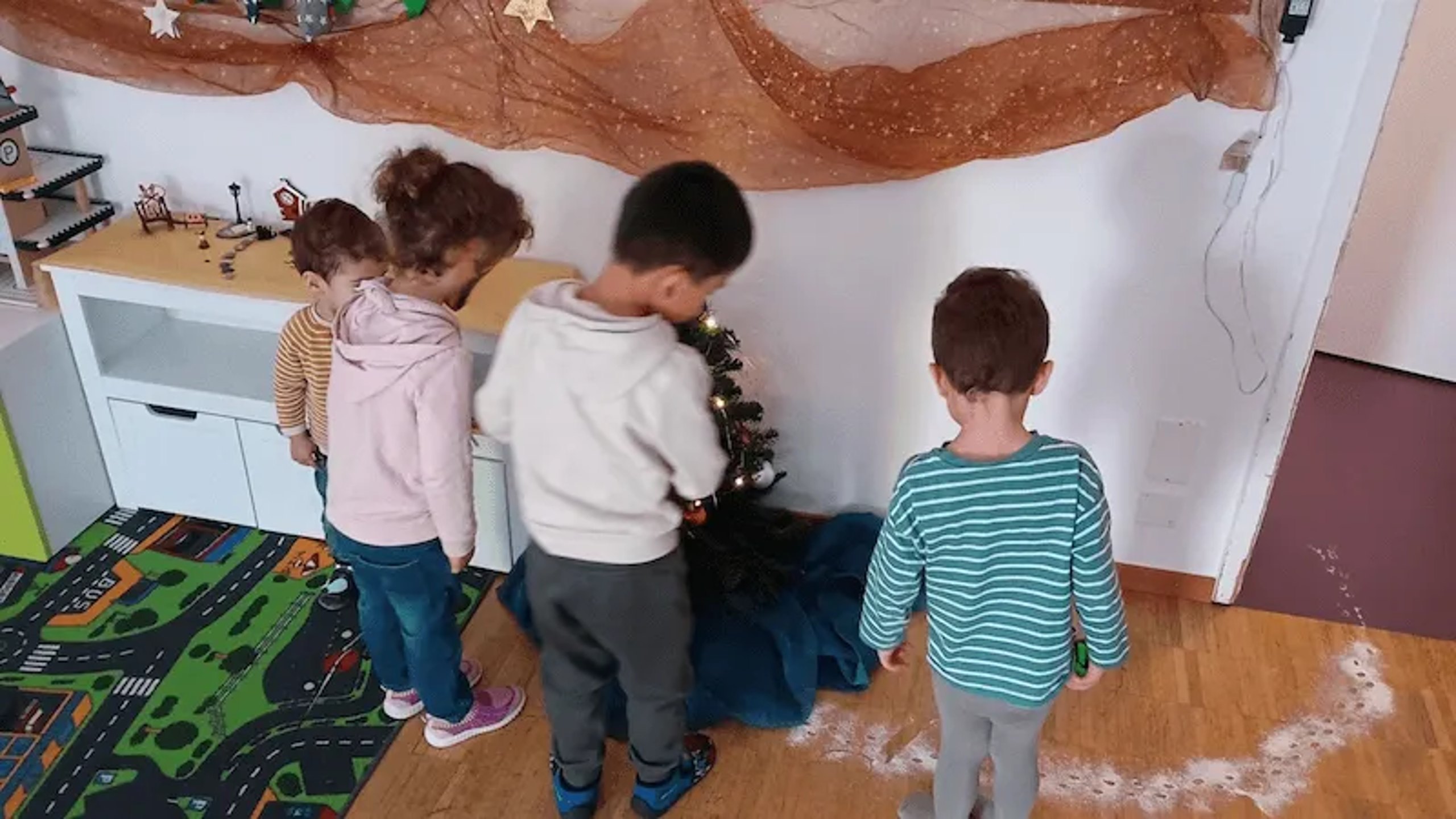 Kinder basteln einen Weihnachtswichtel