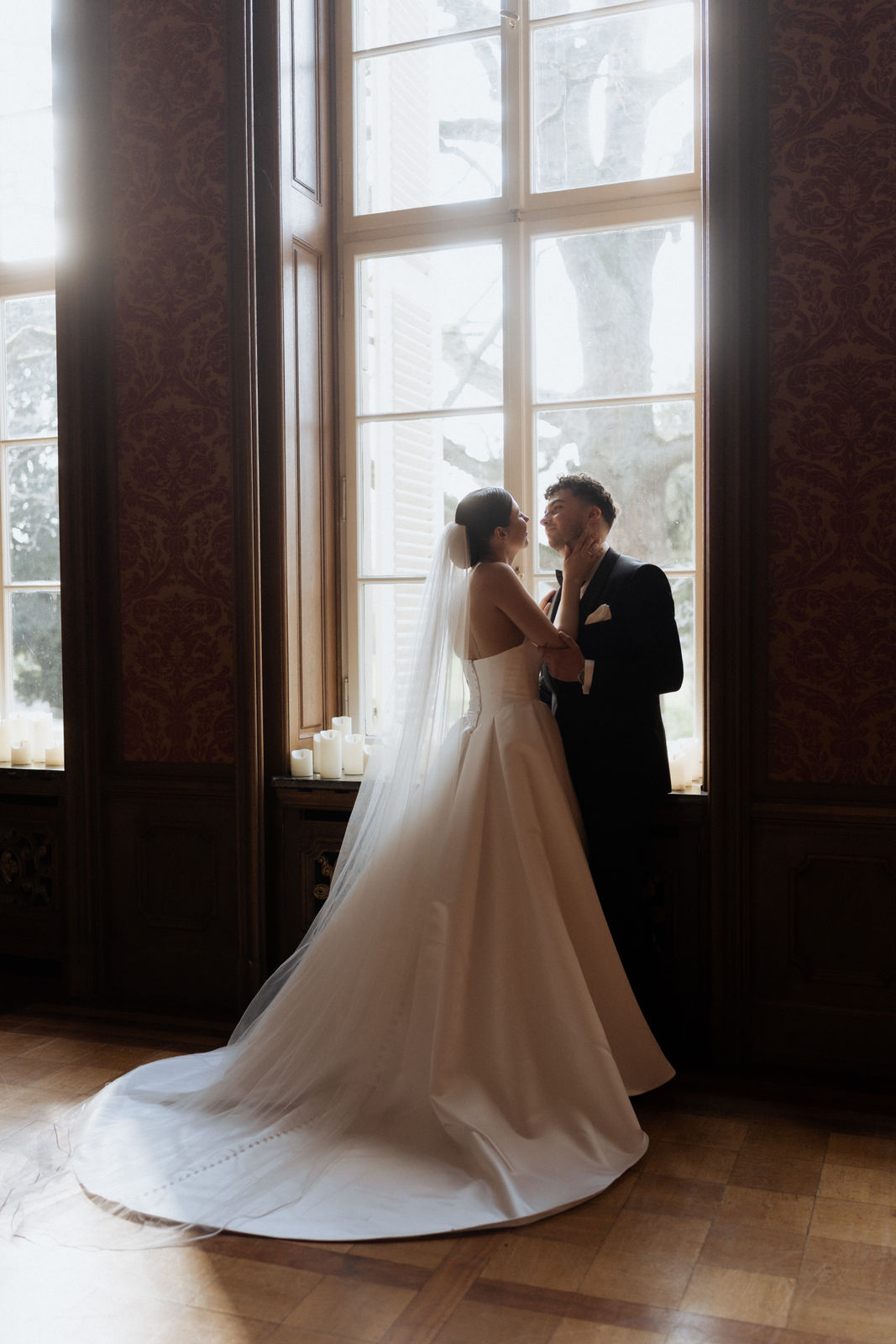 Brautpaar in ruhigem Moment am Fenster, Schloss Garath.