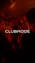 CLUBMODE Text über verschwommenen tanzenden Menschen in einem dunklen, rot beleuchteten Club.