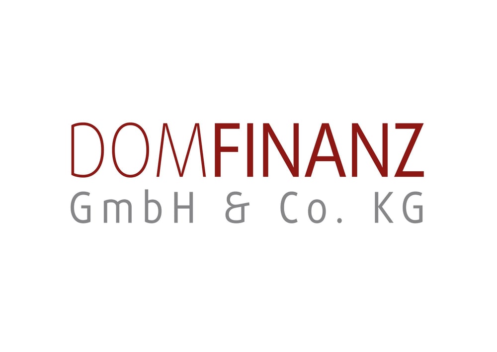DOMFINANZ GmbH & Co. KG Logo mit roter und grauer Schrift.