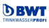 Blaues BWT Logo mit dem Schriftzug Trinkwasserprofi auf schwarzem Hintergrund.