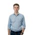Linus, ein junger Mann mit kurzen blonden Haaren und einem freundlichen Lächeln, trägt ein hellblaues Hemd und steht selbstbewusst in einem modernen Büro. Er ist unser Spezialist für Kundensupport.