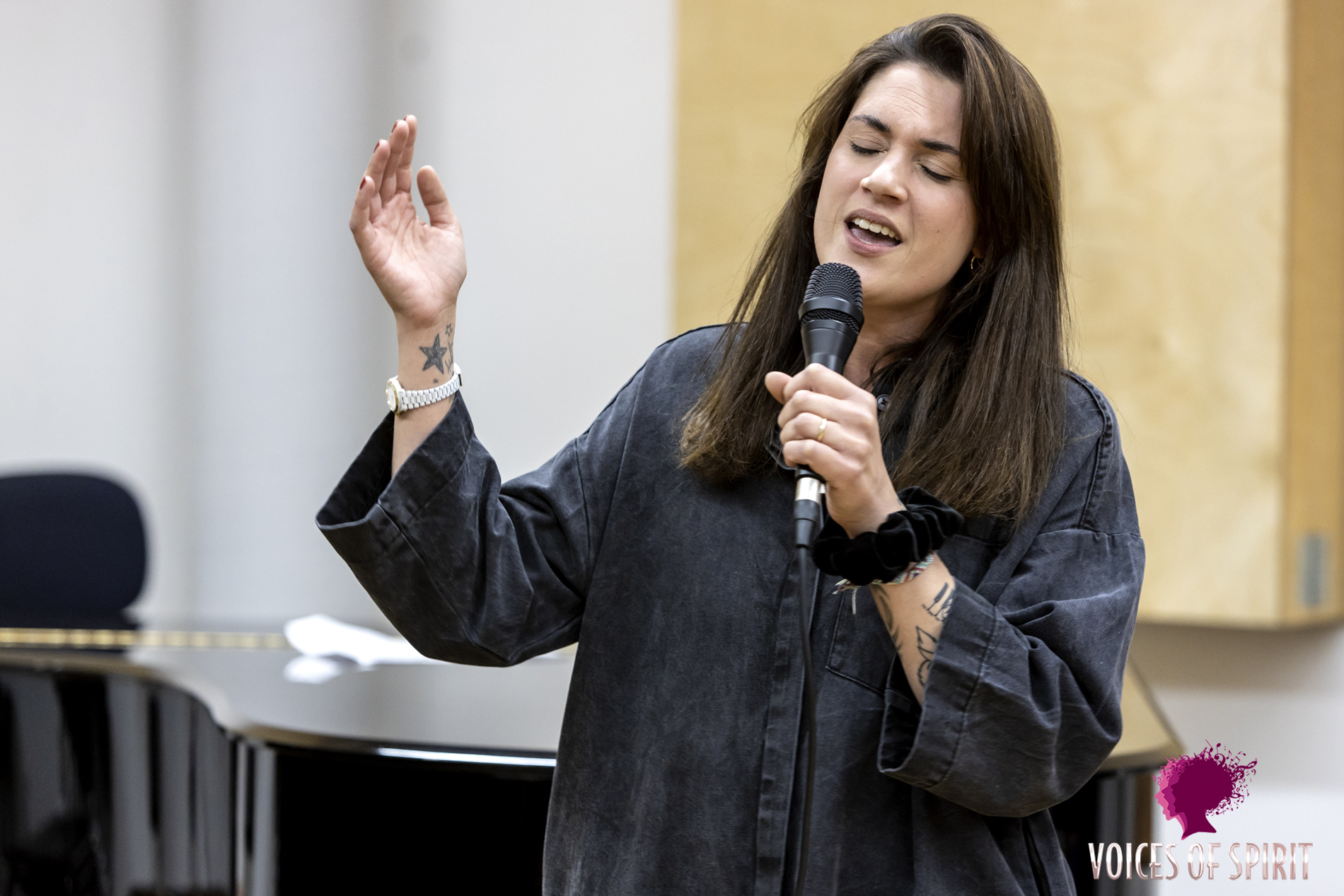 Simone Kopmajer with singers during the jazz vocal masterclass, Voices of Spirit 2021, Graz