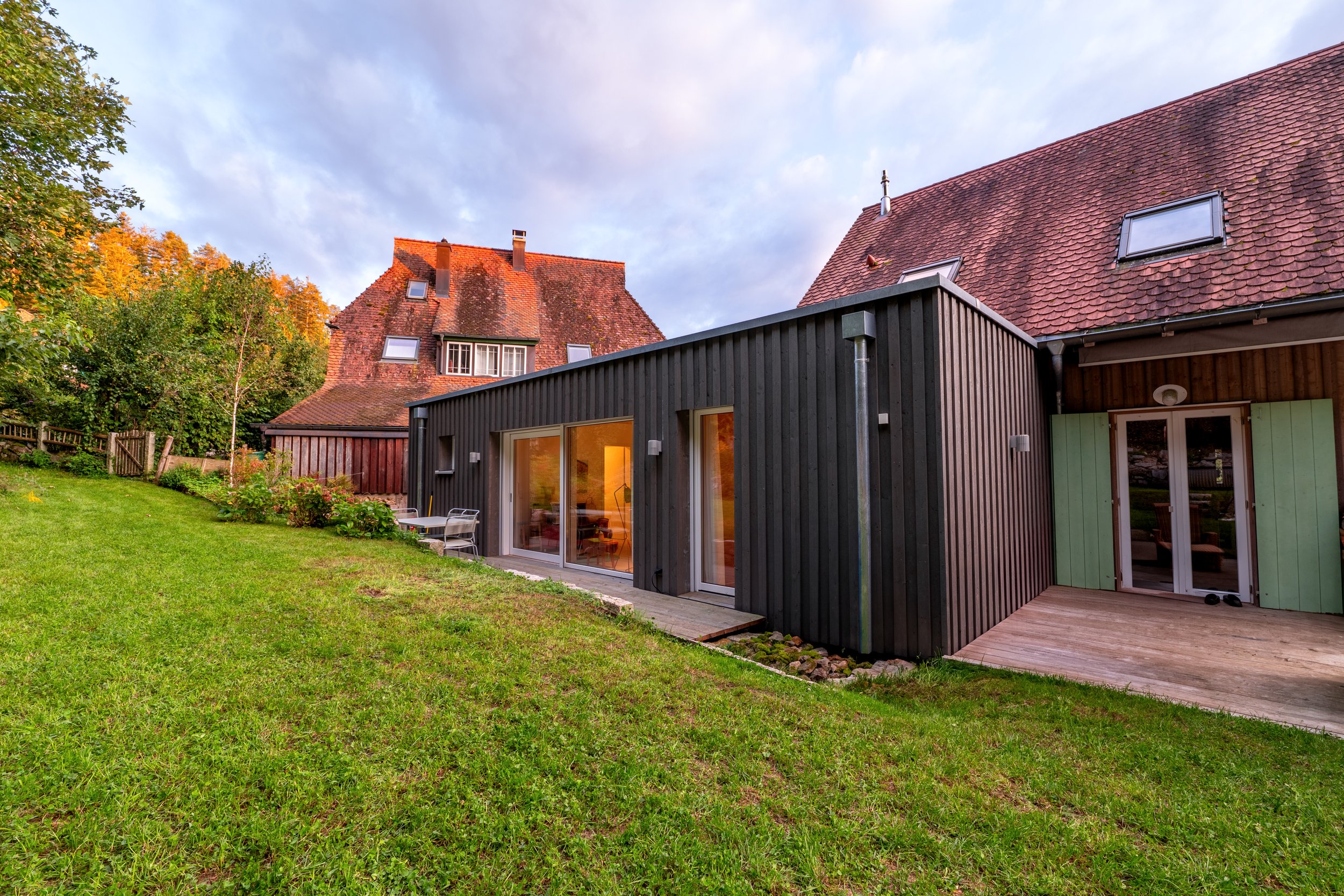 Das schwarze Holzhaus der Kleinen Naherholung am Waldrand in Buchenbach