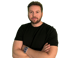 Der Inhaber von Two Waves im schwarzen T-Shirt mit verschränkten Armen.