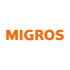 Orangefarbenes Migros-Logo auf dunkelgrünem Hintergrund.