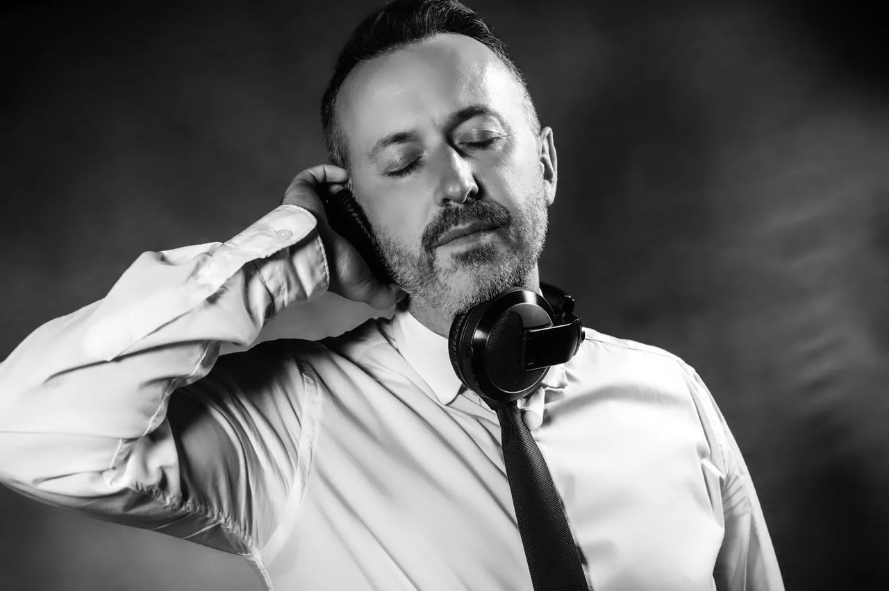 DJ Michael Newell mit Kopfhörer, konzentriert auf die Stimmung im Raum