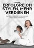 Frau in weißem Anzug sitzt mit braunen Stiefeln und hält Handspiegel, Text: Ratgeber Erfolgreich stylen, mehr verdienen.