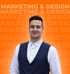 Ein junger Mann im Hemd mit Weste lächelt vor einem orangefarbenen Hintergrund mit wiederholtem Text "MARKETING & DESIGN".