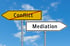 Wegweiser mit „Conflict“ durchgestrichen nach links, „Mediation“ nach rechts, blauer Himmel.