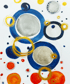 Abstrakte Kreise in Blau, Grau, Gold, Orange und Rot auf weißem Hintergrund.