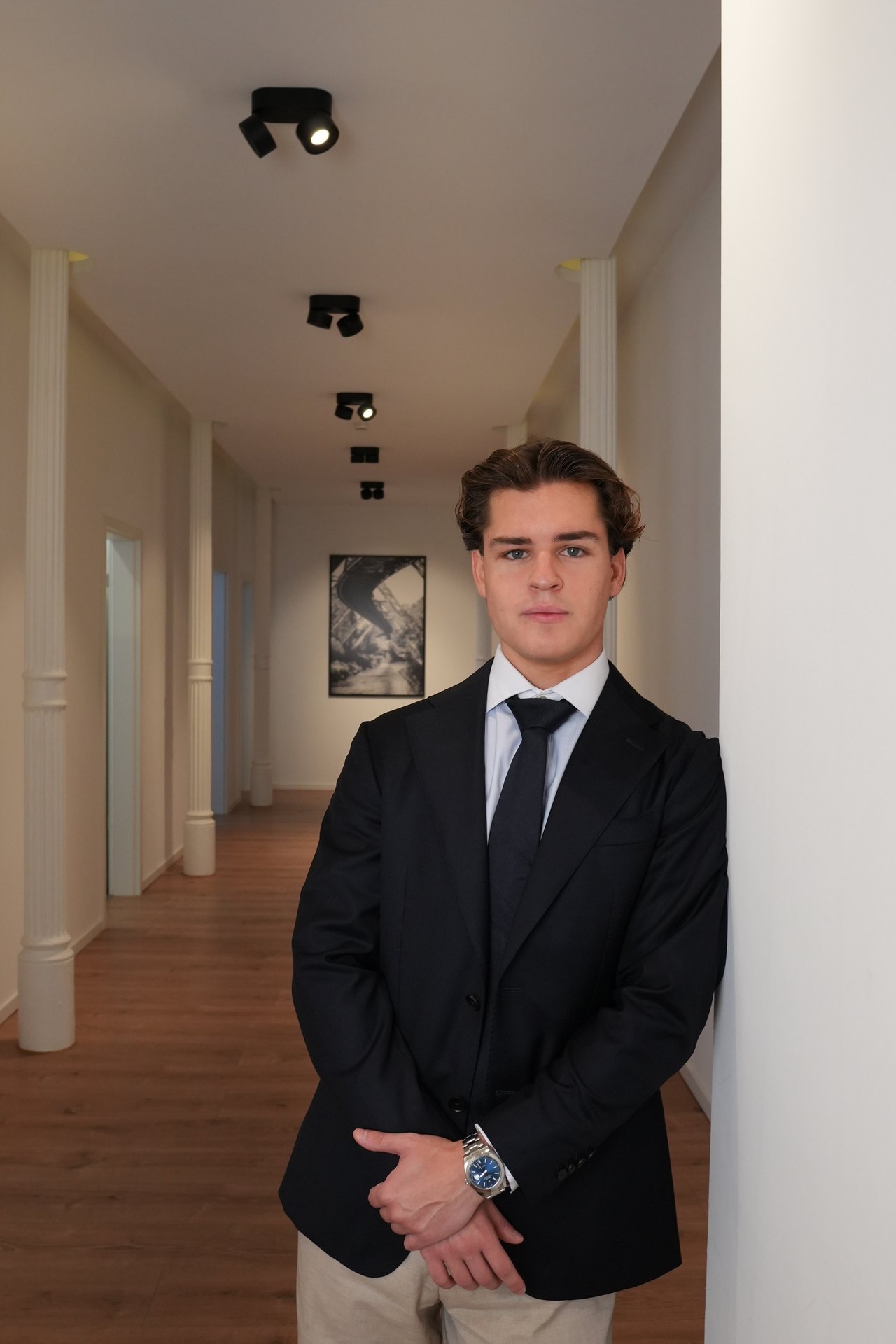 Louis Leander Newger in einer Neubauwohnung mit Blick über die Stadt