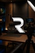 Modernes YouTube-Studio mit Kamera, Mikrofon und weißem Logo von Videoschnitt Reinelt.