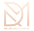 Logo: Verschlungene Buchstaben M und D in Roségold mit dem Text MELISDAGACADEMY darunter.