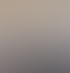 Moderner Einbaukamin in einer weißen Wand hinter einem Tisch mit dekorativen Glasvasen und einem Lampenschirm.