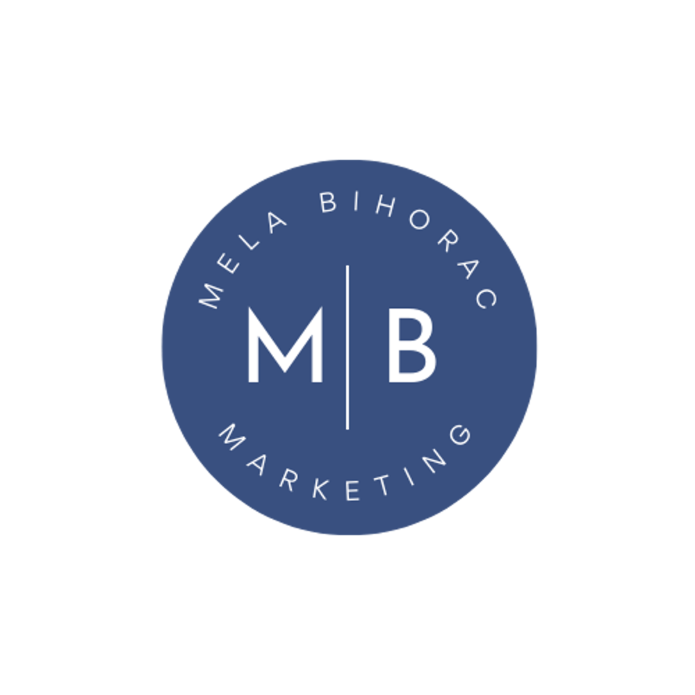 Dunkelblauer Kreis mit weißem Text "MELA BIHORAC MARKETING", umrahmt von einem "M" und "B" in der Mitte.