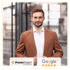 Junger Mann in braunem Anzug und weißem Hemd lächelt; unten Logos "Proven Expert" und "Google" mit 5 Sternen.