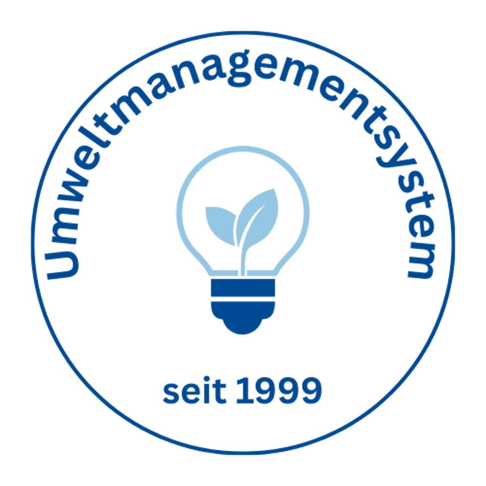 Kreisförmiges Logo mit Text "Umweltmanagementsystem seit 1999" und einer Glühbirne mit Blättern darin.