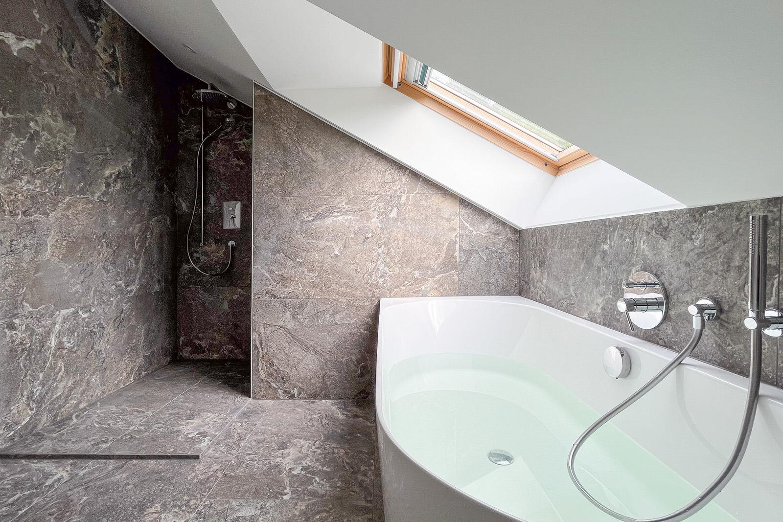 Badezimmer im Dachgeschoss