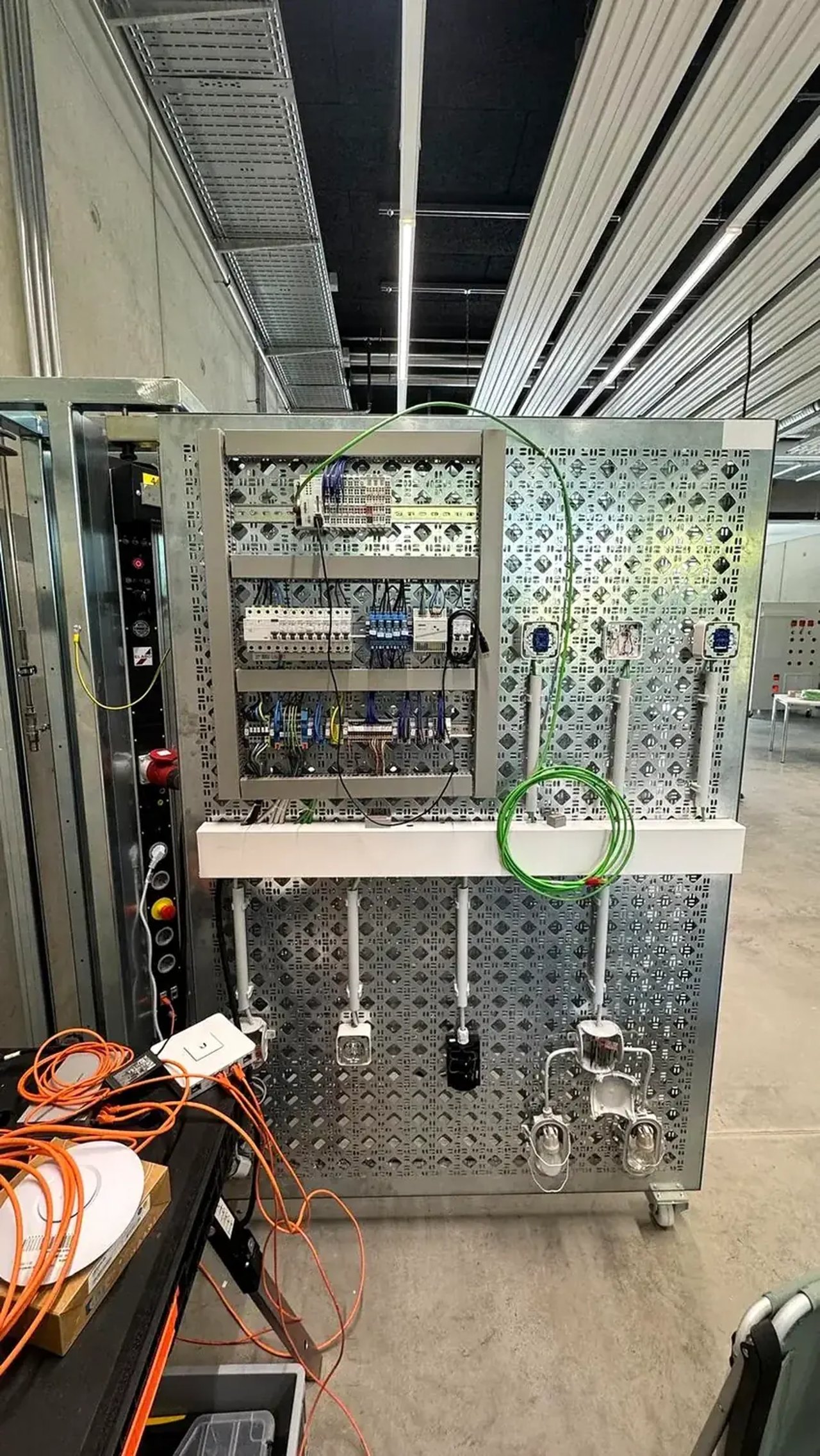 Aufgebauter Schaltschrank mit beschrifteten Reihenklemmen