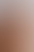 Porträt einer blonden Frau, die ihr Kinn auf die Hände stützt und zur Seite blickt.
