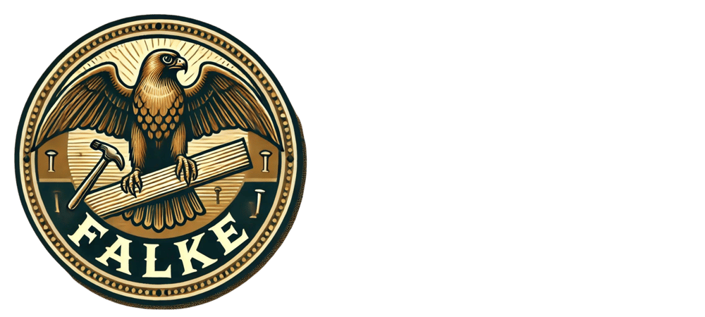Runder goldener Aufnäher mit einem Falken, der einen Hammer und ein Holzbrett mit Nägeln hält, darunter der Text „FALKE“.