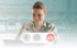 Lächelnde Frau mit Brille am Laptop während eines Videotelefonats mit Symbolen für Mikrofon, Kamera und Anruf beenden.