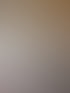 Wand mit bunten Bildern, Leinwänden mit Schriftzug Kinju und einer Pinnwand mit Wochenplan für Montag, Mittwoch und Freitag.