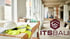 Baustelle mit Schutzhelm und Warnweste auf einem Tisch; ITSBAU GmbH Logo rechts.