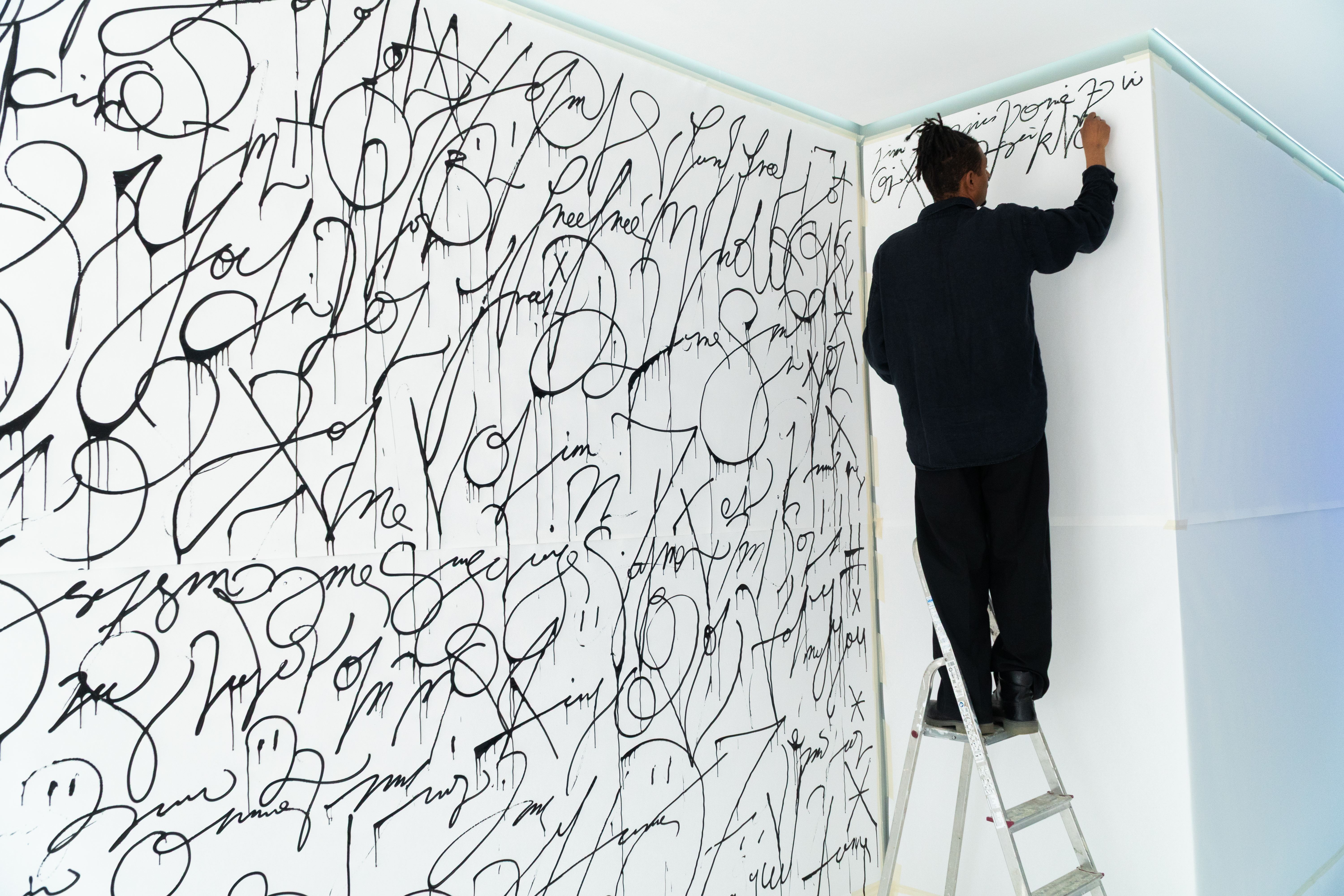 Caspar Nii Armah, Gravity, 2025, Acryl und Blattgold auf Leinwand