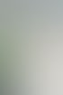 Sacha Walz mit weißem Vollbart trägt ein weißes Hemd und blickt in einem Büro direkt in die Kamera.