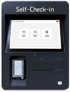 Dunkler Self-Check-in-Automat mit Touchscreen, der Optionen für Check-in, Check-out und Zimmerreservierung anzeigt.