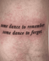 Tattoo auf geröteter Haut mit dem Text „some dance to remember some dance to forget“.