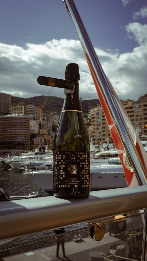 Champagnerflasche über dem Hafen von Monaco