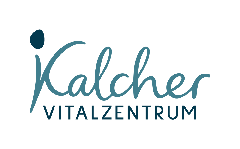 Logo des Kalcher Vitalzentrums in blauer Schreibschrift auf schwarzem Hintergrund.