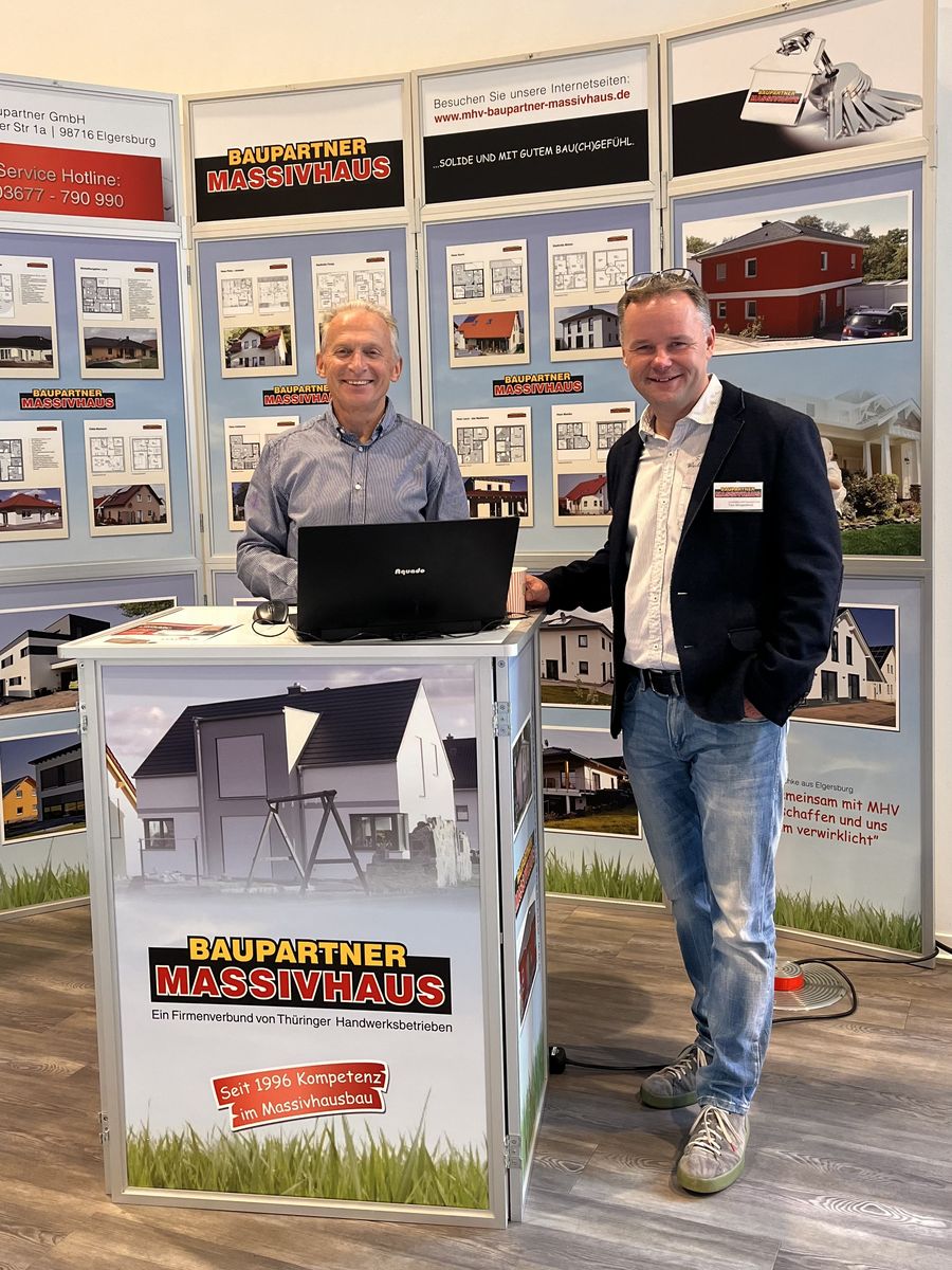 Tino Morgenbrod und Bauleiter Uwe Gleisberg am Messestand von MHV Baupartner