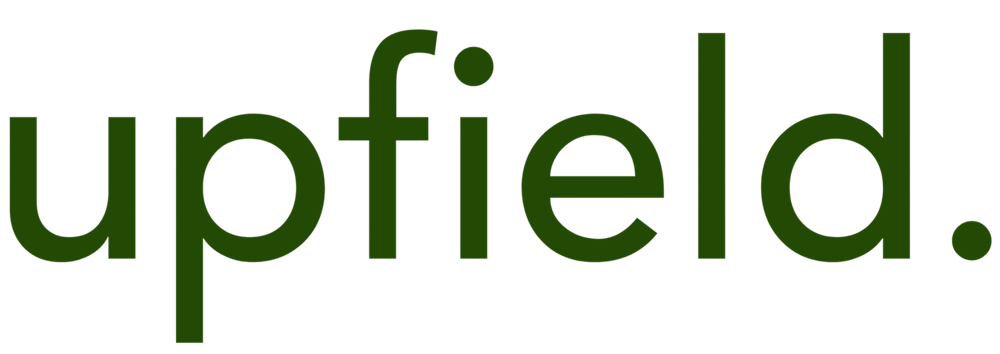 Das Logo zeigt den dunkelgrünen Schriftzug „upfield.“ auf einem grünen Hintergrund.